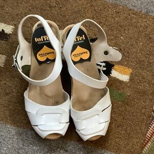 Swedish Hasbeens white leather and wood clogs size 37